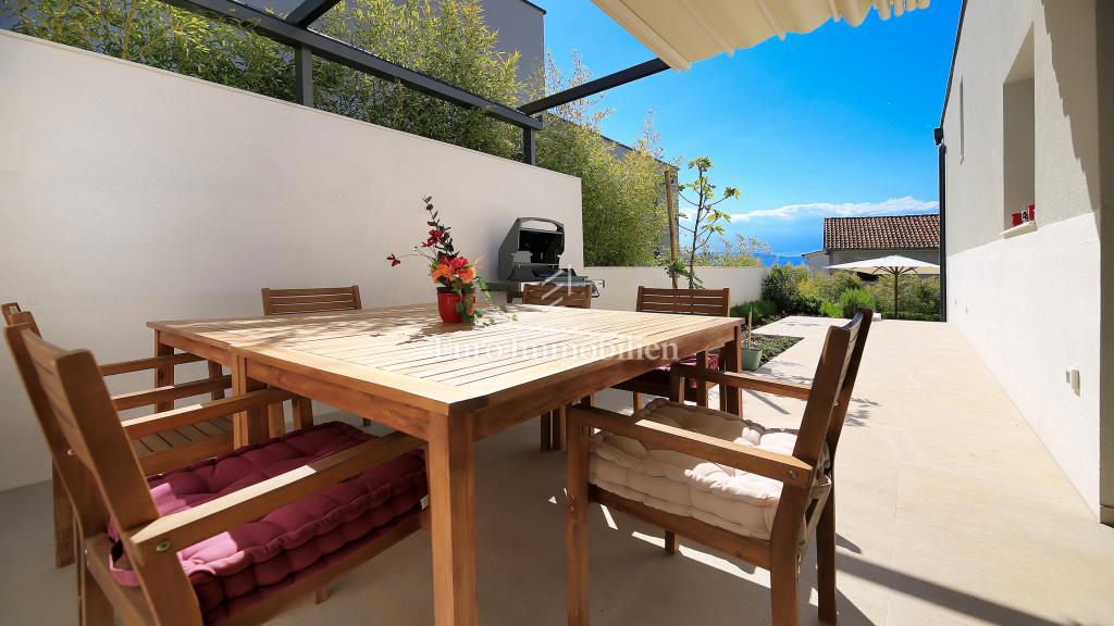 Villa con piscina e vista mare