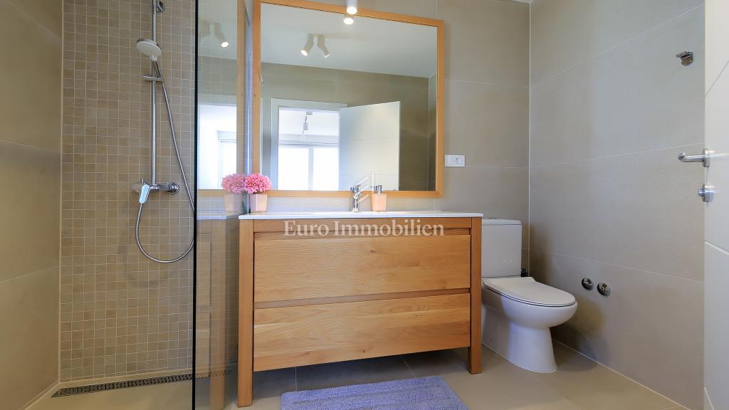 Villa con piscina e vista mare