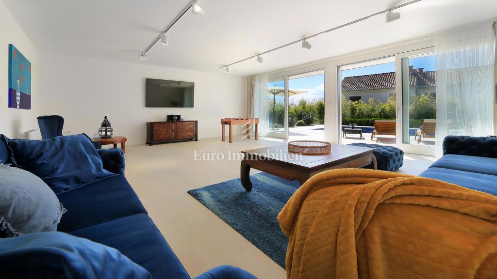 Villa con piscina e vista mare