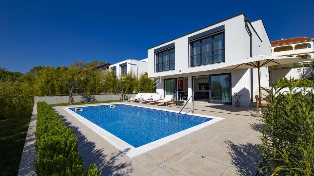 Villa con piscina e vista mare