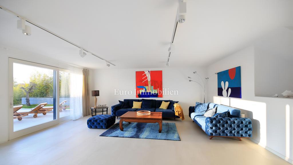 Villa con piscina e vista mare