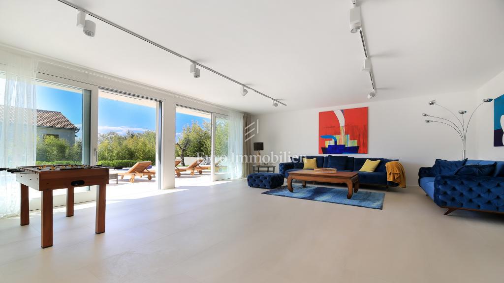 Villa con piscina e vista mare