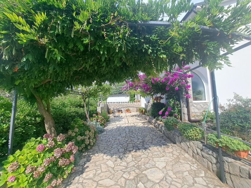Appartamento con giardino nella città di Krk
