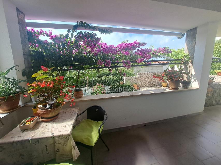 Appartamento con giardino nella città di Krk
