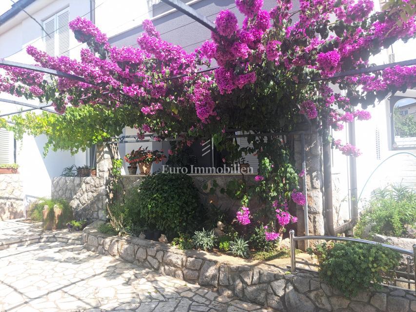 Appartamento con giardino nella città di Krk