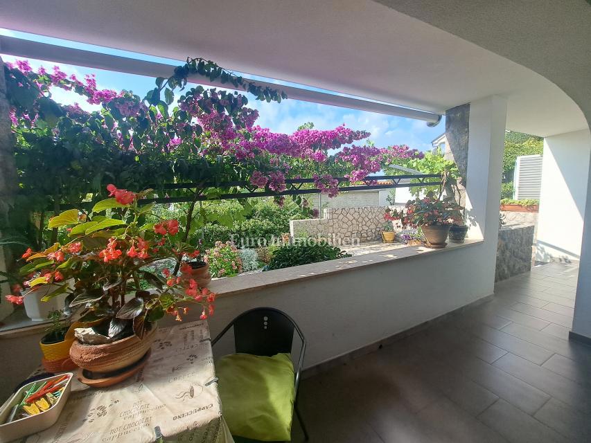 Appartamento con giardino nella città di Krk