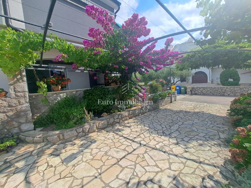Appartamento con giardino nella città di Krk