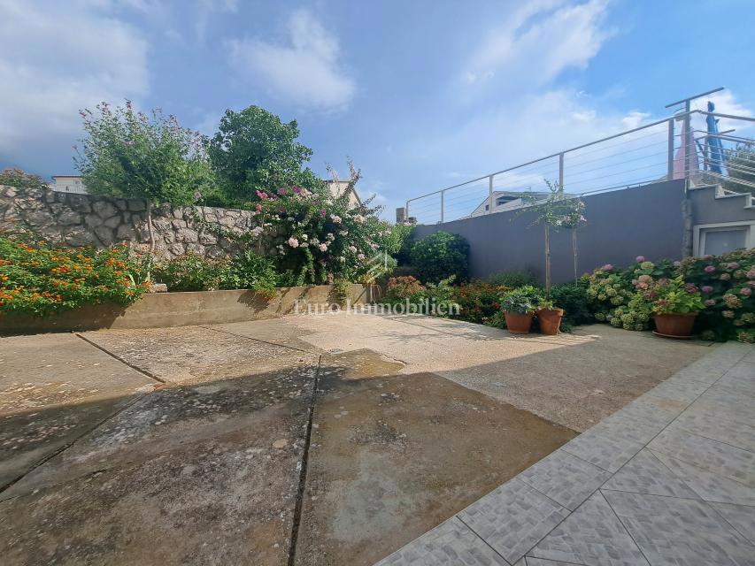 Appartamento con giardino nella città di Krk