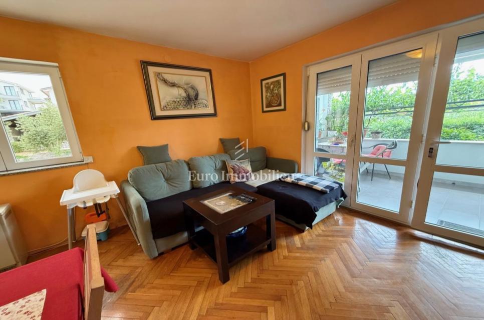 Appartamento con giardino nella città di Krk