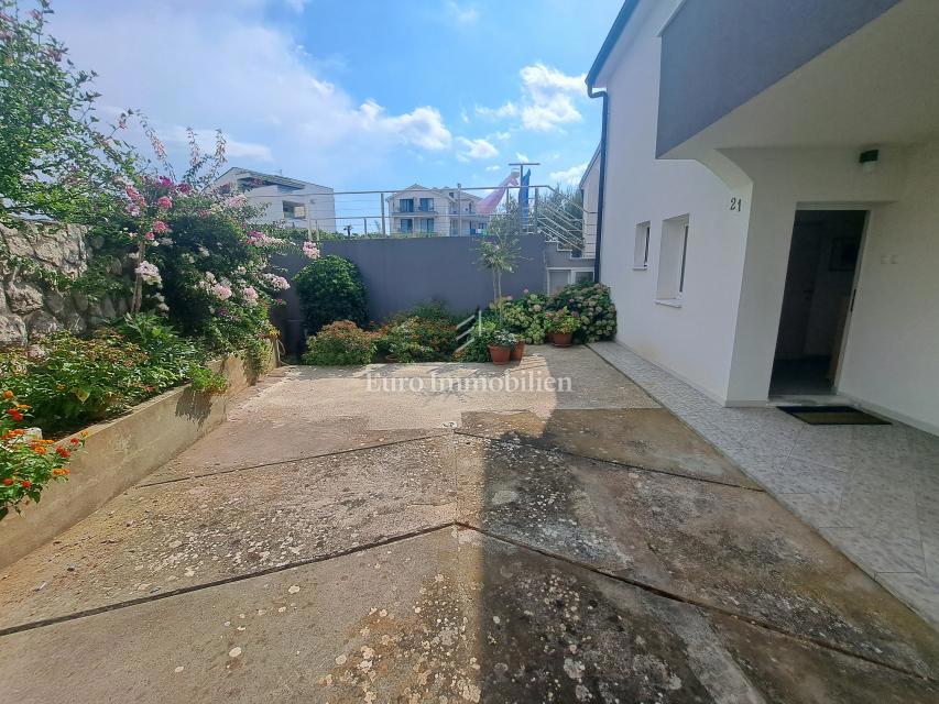 Appartamento con giardino nella città di Krk