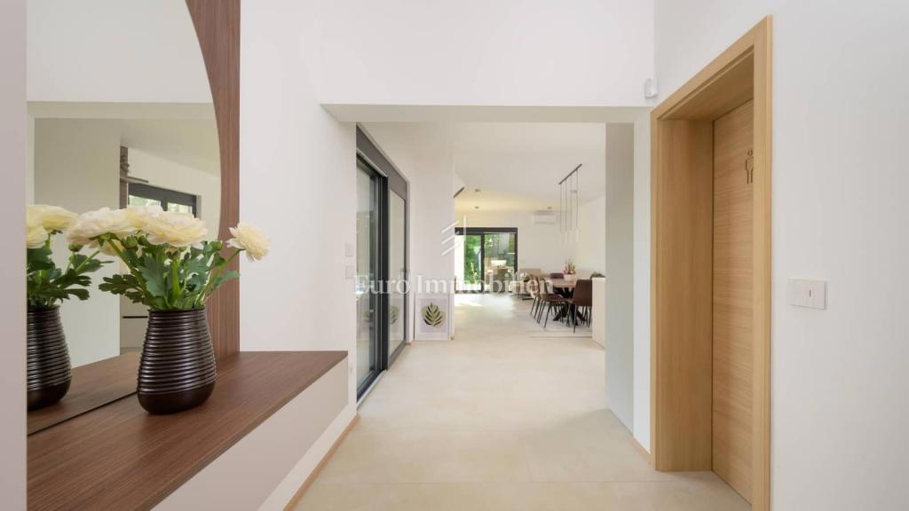 Villa moderna con piscina immersa nel verde!