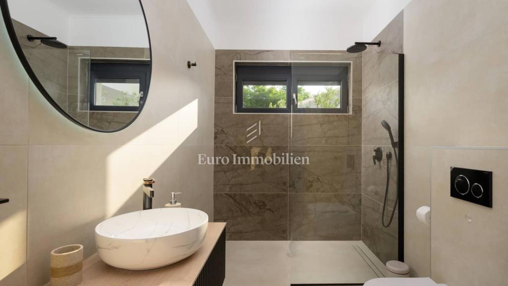 Villa moderna con piscina immersa nel verde!