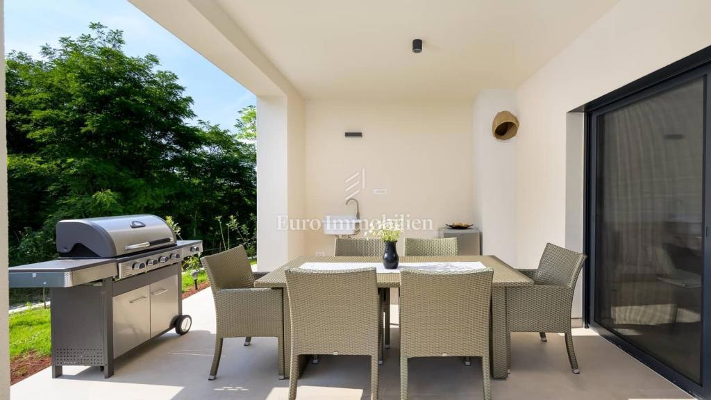 Villa moderna con piscina immersa nel verde!