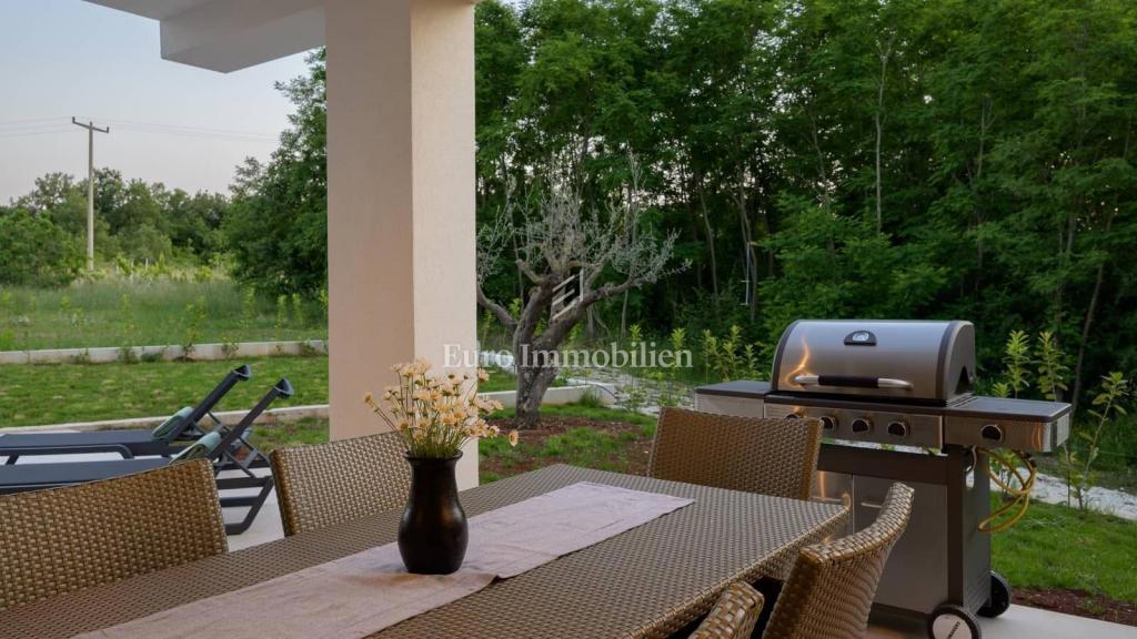 Villa moderna con piscina immersa nel verde!