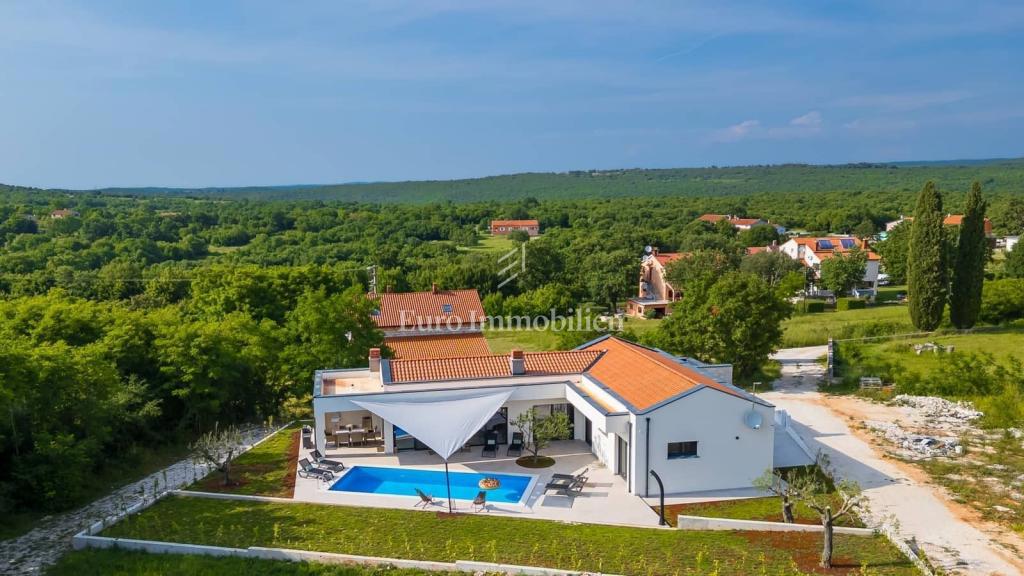 Villa moderna con piscina immersa nel verde!