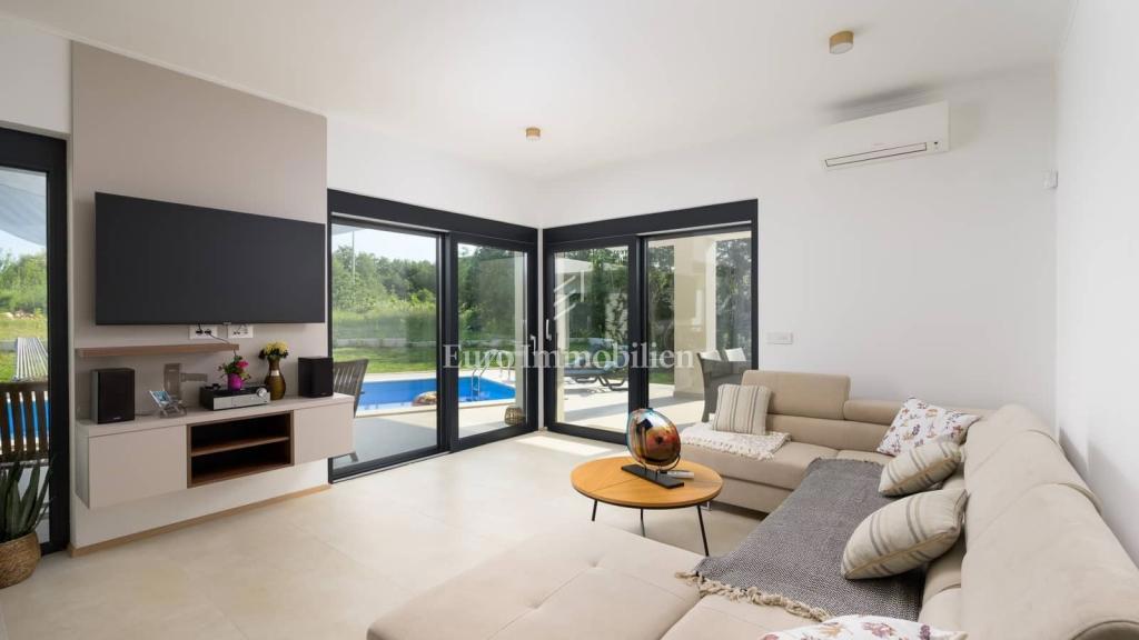 Villa moderna con piscina immersa nel verde!