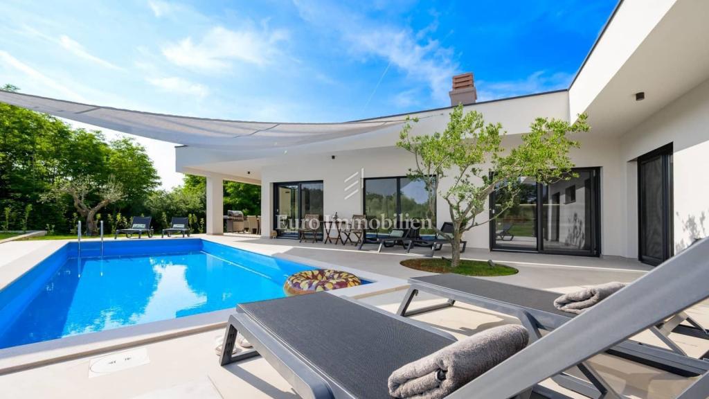 Villa moderna con piscina immersa nel verde!