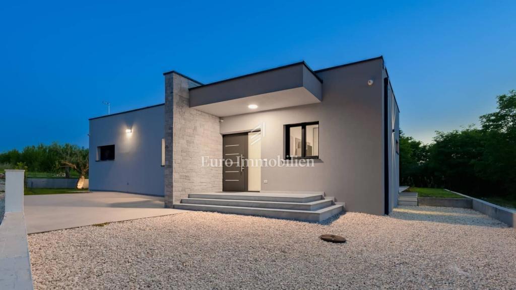 Villa moderna con piscina immersa nel verde!