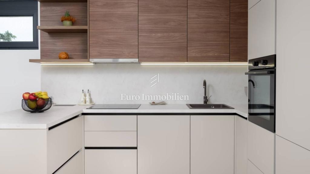 Villa moderna con piscina immersa nel verde!