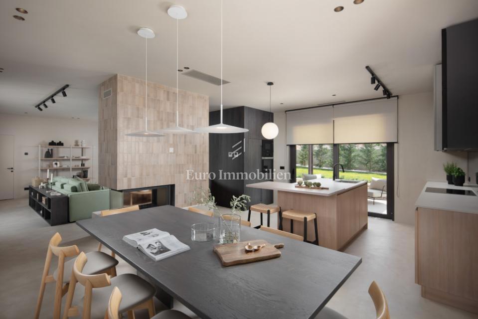 Istria, Parenzo – Villa moderna con piscina in vendita