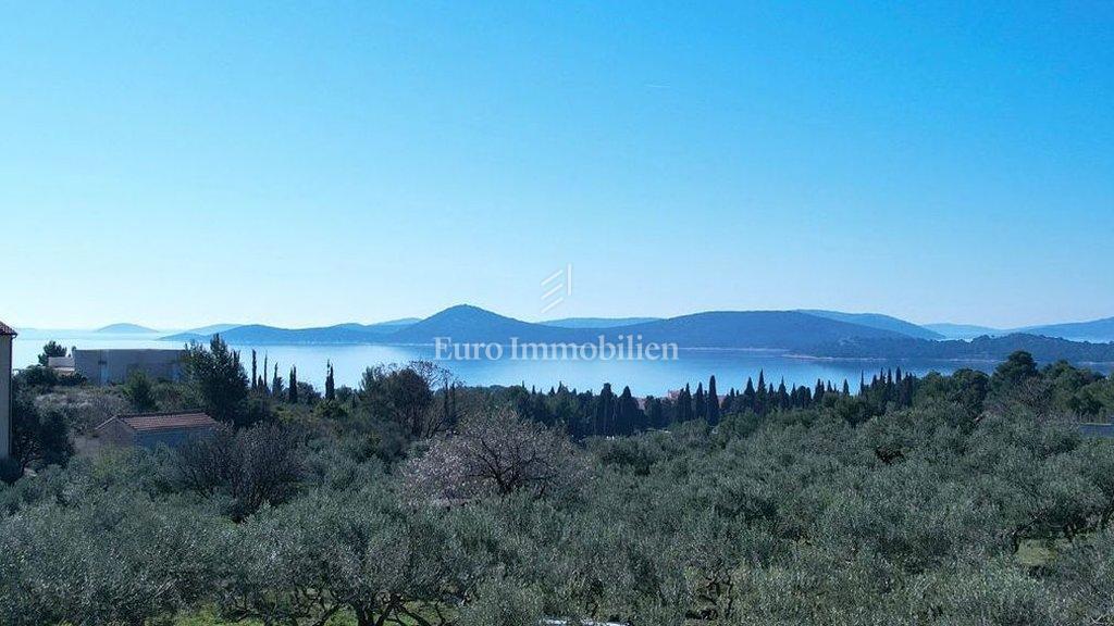 Vodice – Appartamento con piscina in una zona tranquilla