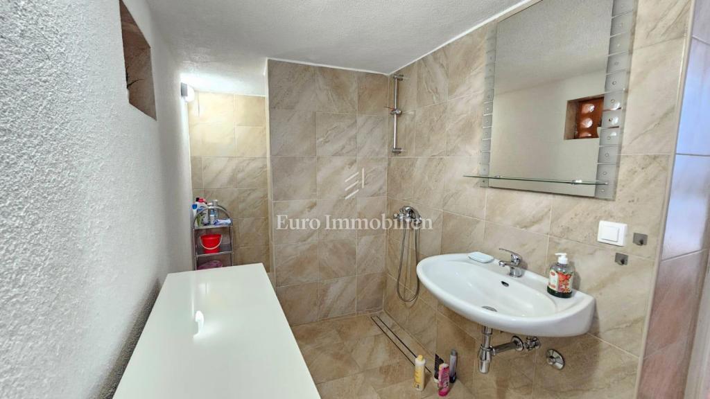 Casa al piano terra a Jadranovo con parcheggio