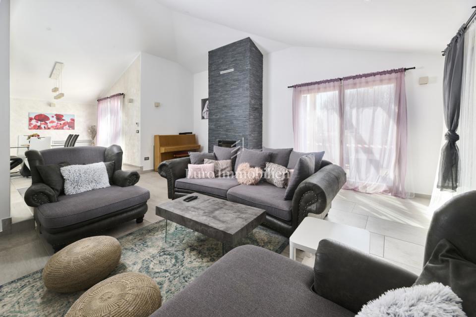 Umago, Casa indipendente con piscina