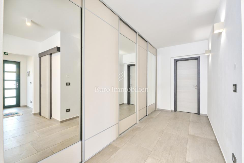 Umago, Casa indipendente con piscina