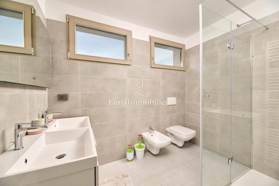 Umago, Casa indipendente con piscina