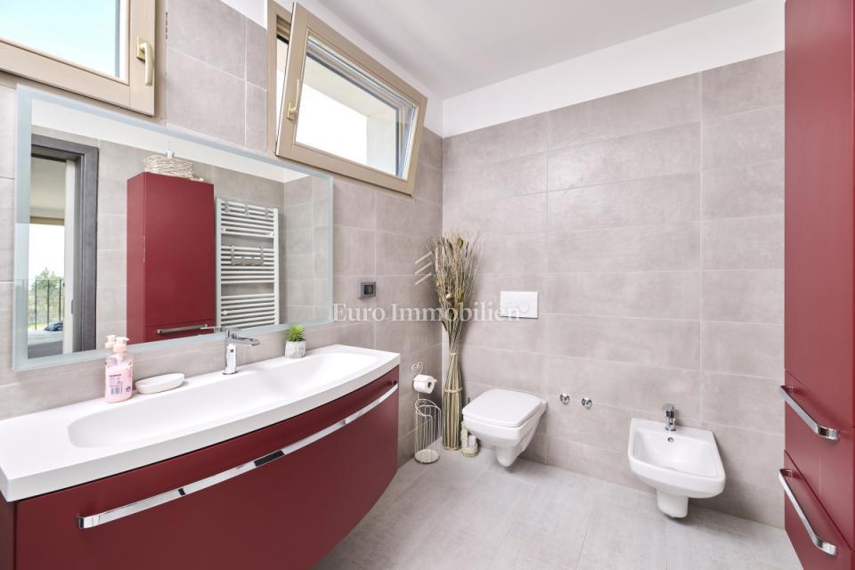 Umago, Casa indipendente con piscina