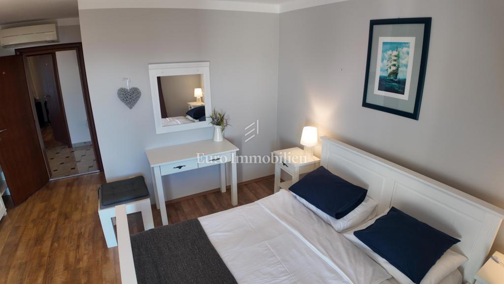 Appartamento con Grande Balcone e Vista Mare