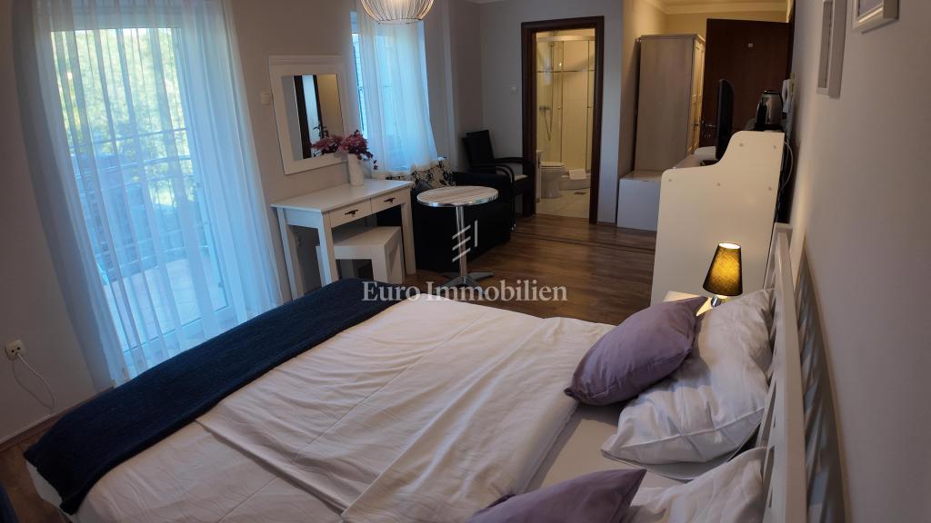 Appartamento con Grande Balcone e Vista Mare