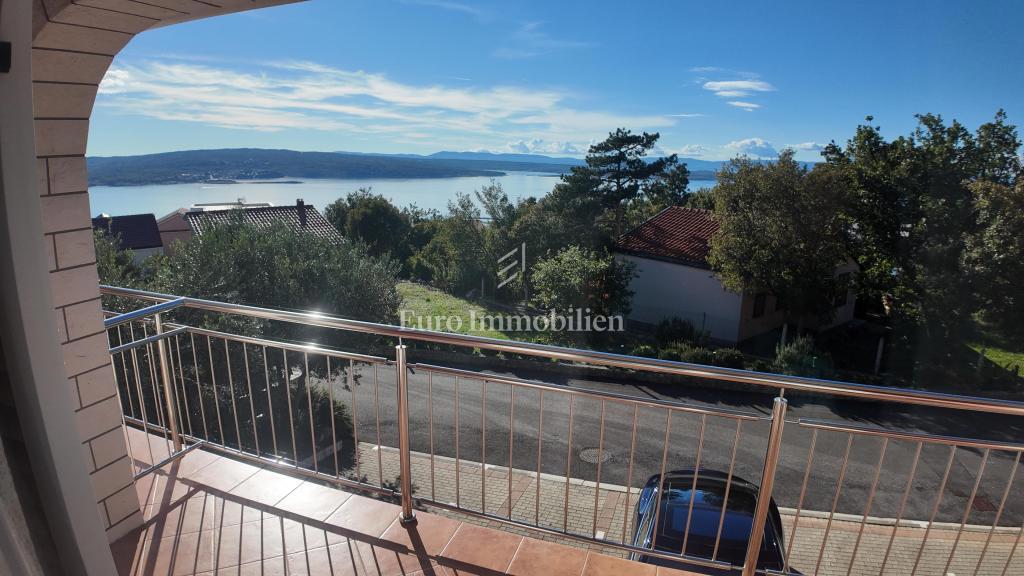 Appartamento con Grande Balcone e Vista Mare
