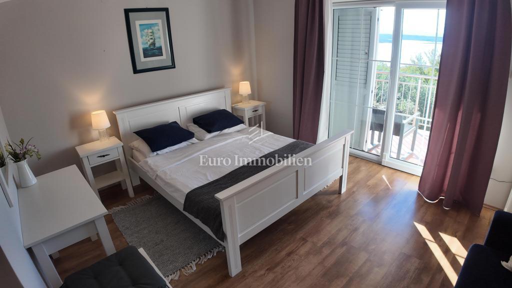 Appartamento con Grande Balcone e Vista Mare