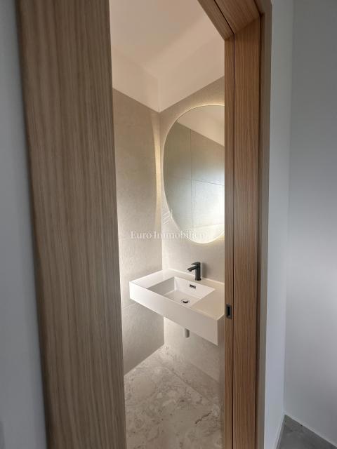 Malinska - casa nuova di qualità con piscina