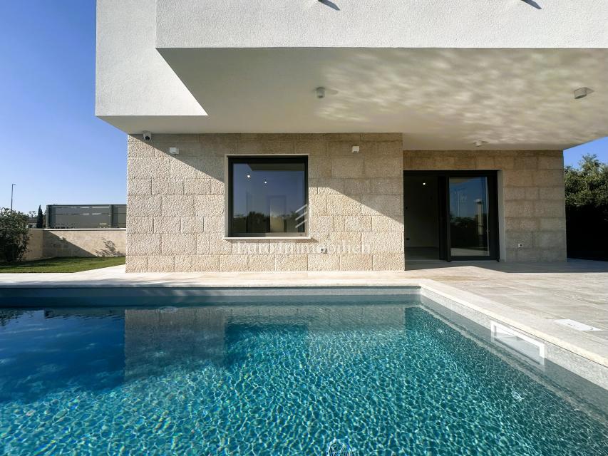 Malinska - casa nuova di qualità con piscina