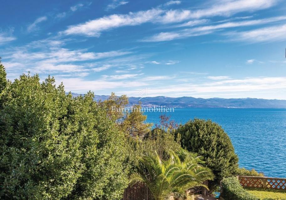 Lovran – appartamento in villa storica, 50 m dal mare