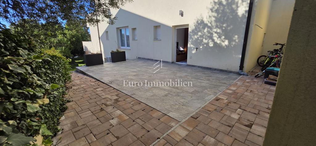 Crikvenica – moderno appartamento in zona ricercata vicino al mare