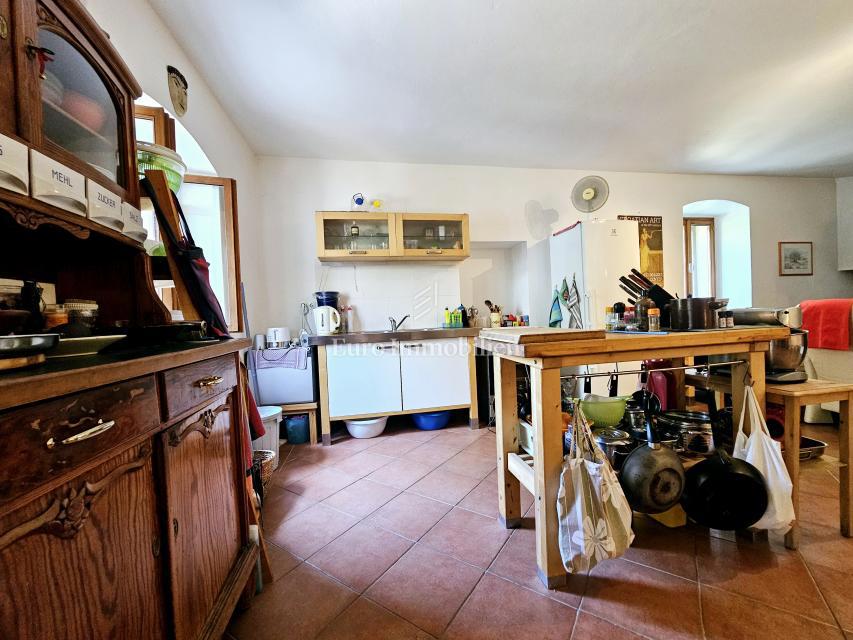 Casa a Krk con ampio giardino, potenziale!