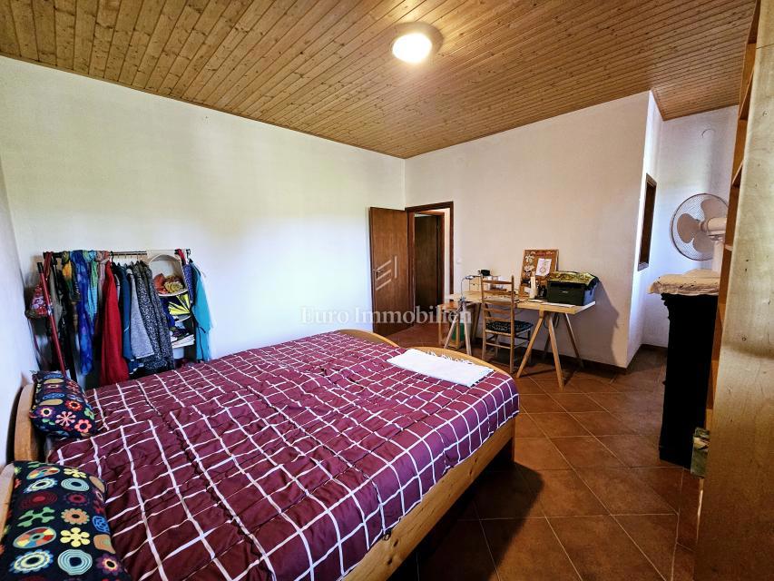 Casa a Krk con ampio giardino, potenziale!