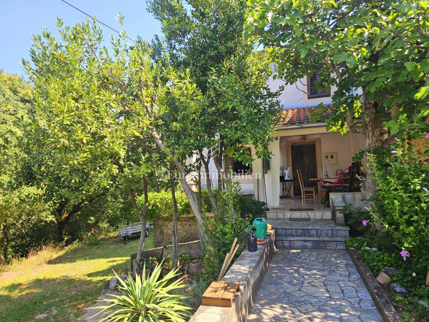 Casa a Krk con ampio giardino, potenziale!