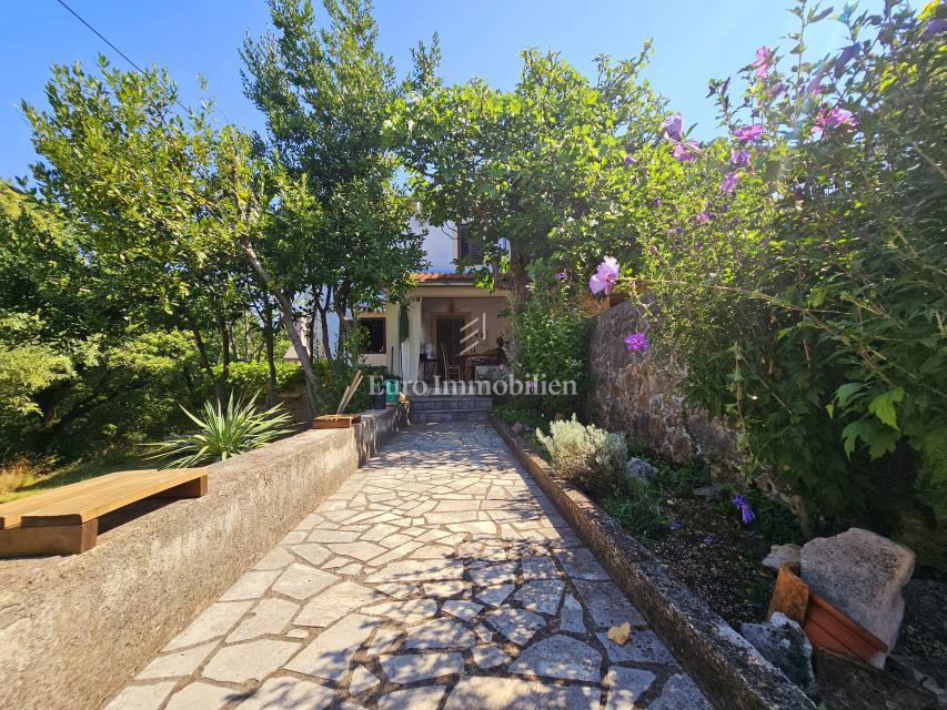 Casa a Krk con ampio giardino, potenziale!