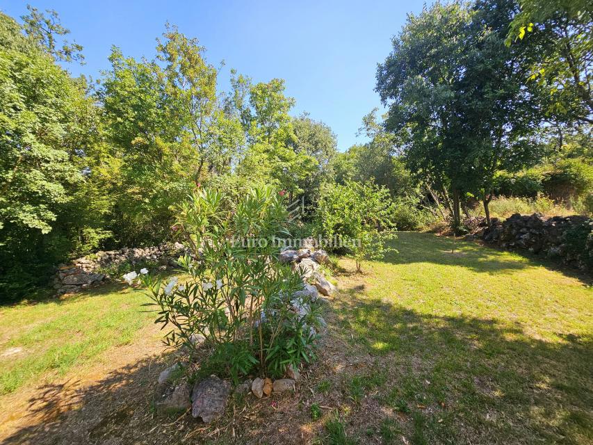 Casa a Krk con ampio giardino, potenziale!