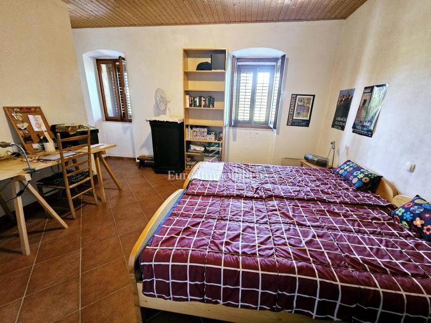 Casa a Krk con ampio giardino, potenziale!