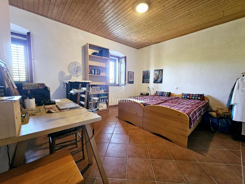 Casa a Krk con ampio giardino, potenziale!