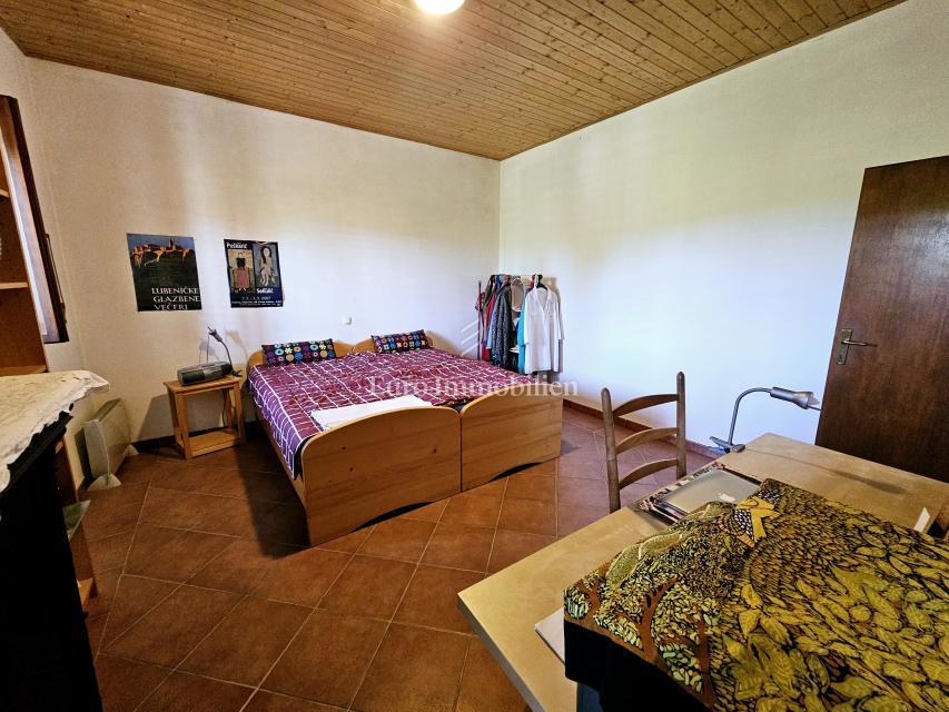 Casa a Krk con ampio giardino, potenziale!