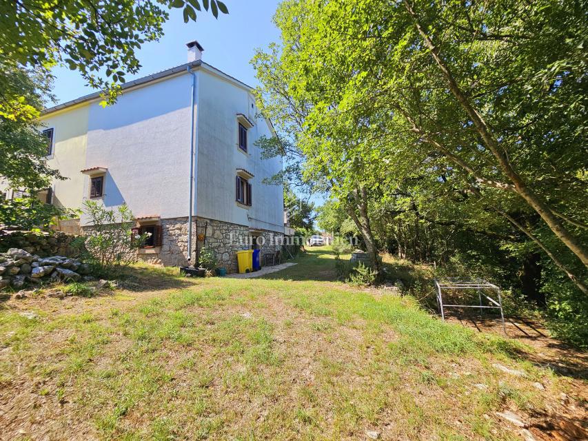 Casa a Krk con ampio giardino, potenziale!