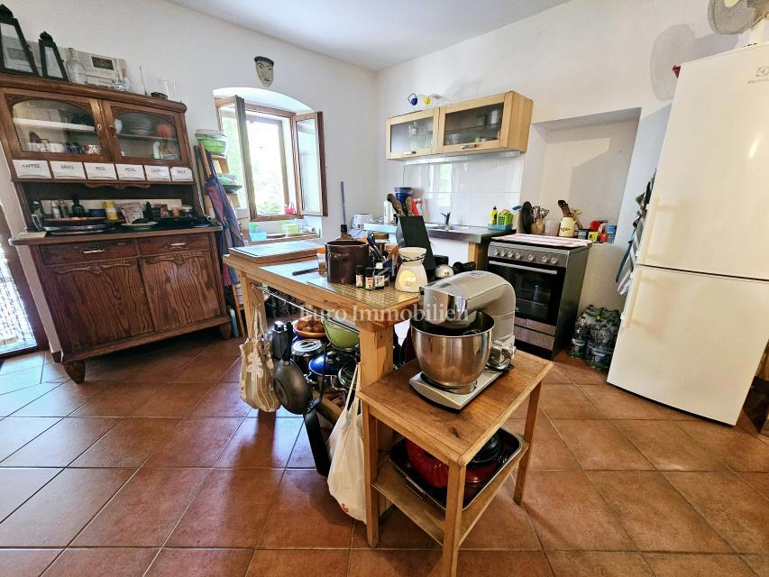 Casa a Krk con ampio giardino, potenziale!