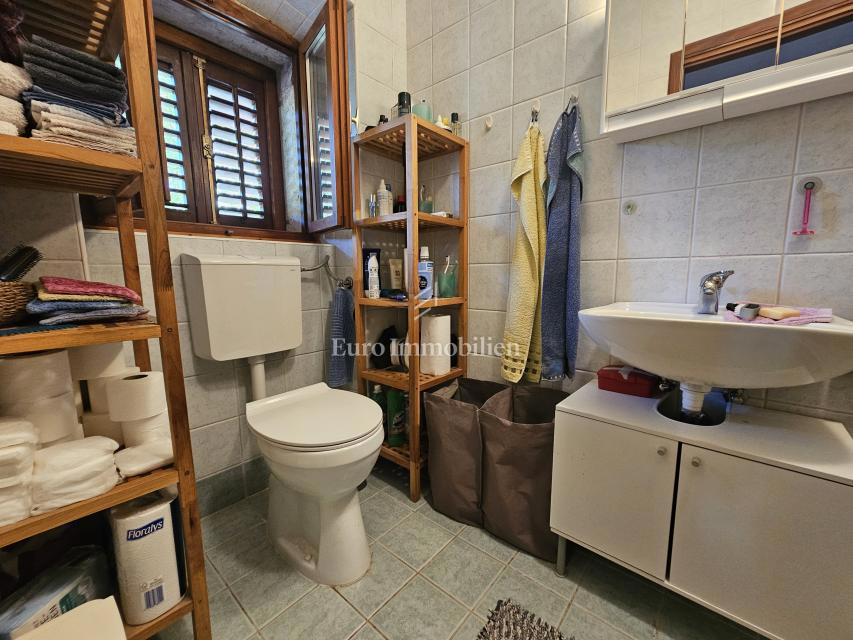 Casa a Krk con ampio giardino, potenziale!