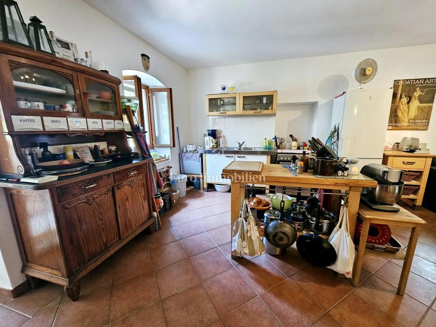 Casa a Krk con ampio giardino, potenziale!